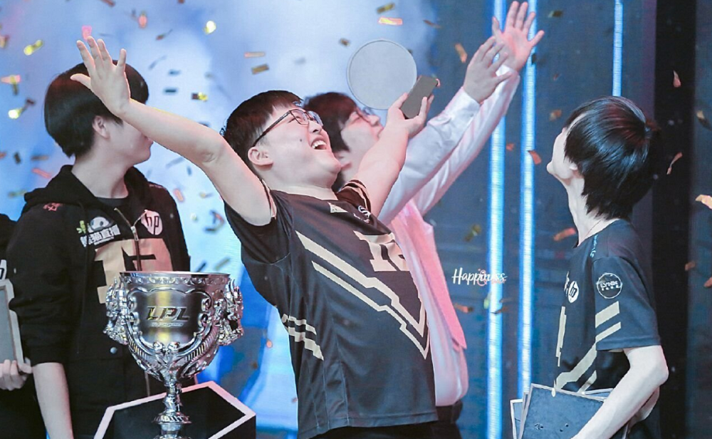 开云-CLG横扫KT，Uzi团战一打五顶尖较量四强赛，成为赛场最大亮点