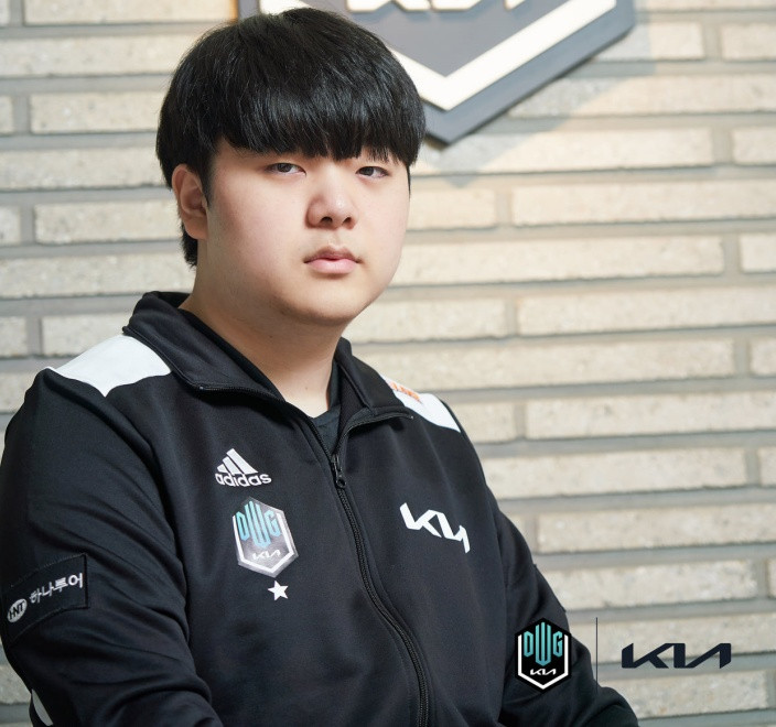 包含KT碾压C9，Canyon极限生还后反打鏖战多局半决赛，引爆全场热议的词条