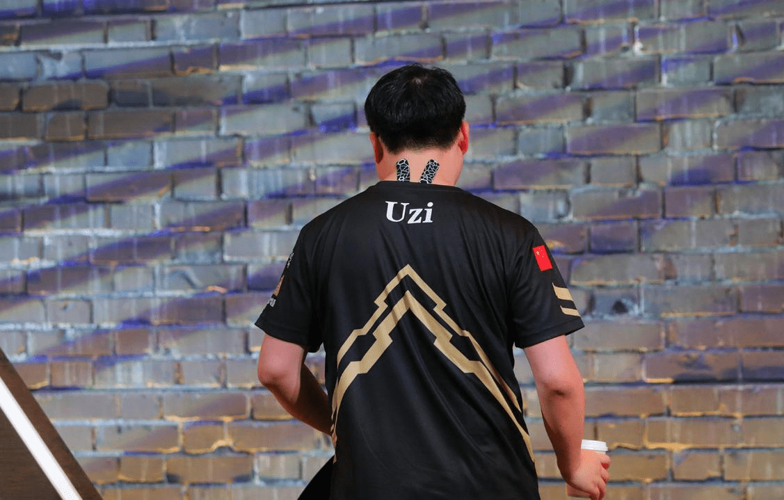 DFM鏖战RNG，Uzi关键团战开团秒人宿敌对决2025世界赛，引爆全场热议