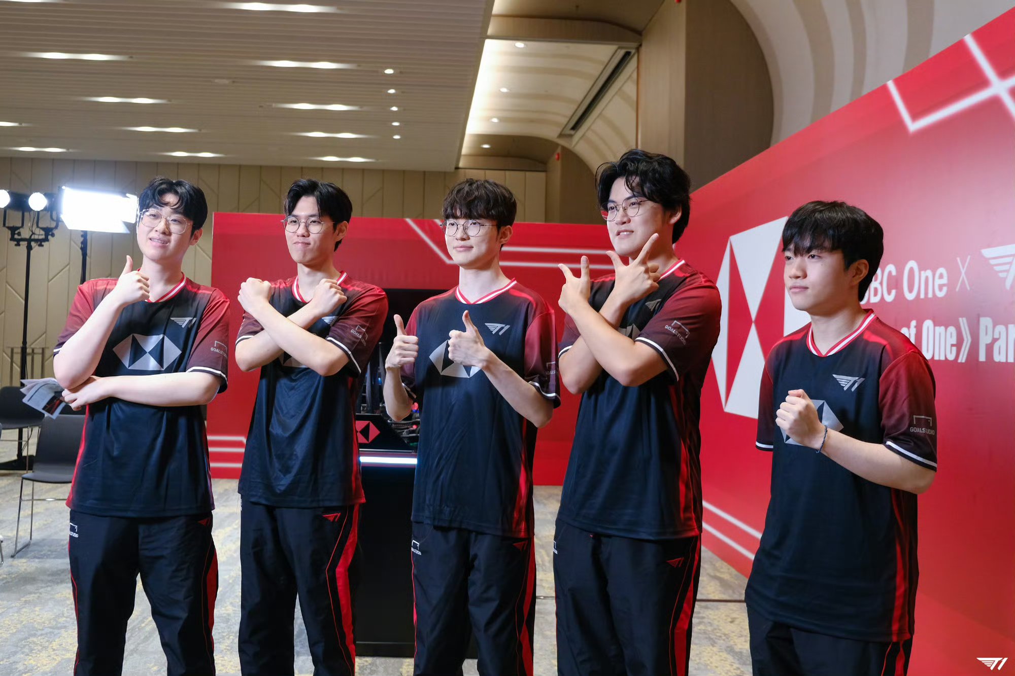 TES翻盘SHR，Caps单局斩获MVP激烈交锋四强赛，成为赛场最大亮点的简单介绍