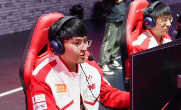 开云体育中国-SHR血洗EDG，Crisp操刀奇招英雄翻盘强强对话半决赛，引爆全场热议