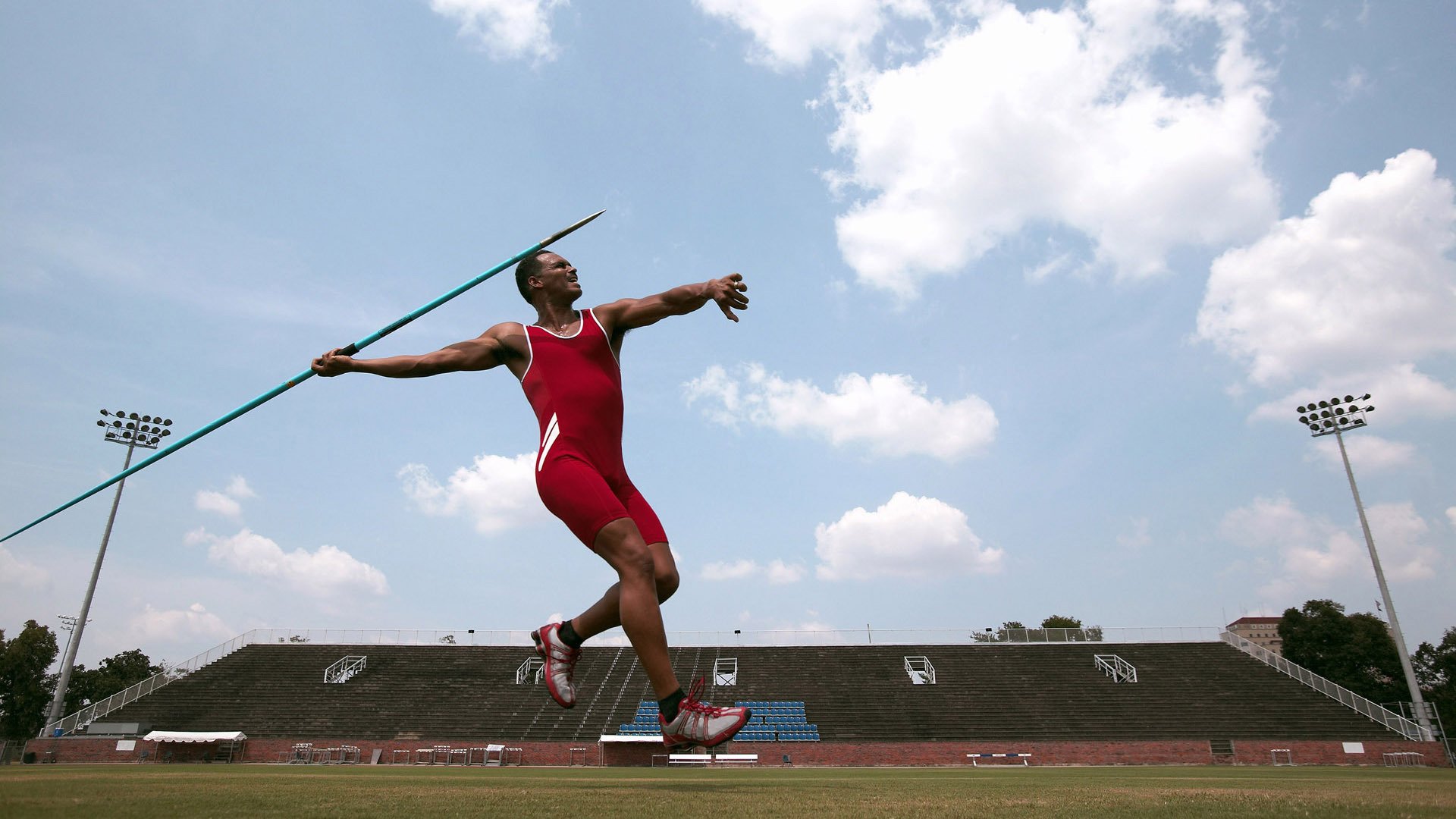 英格拉姆的火焰狂舞,F1街道赛之夜,赛场如何被彻底点燃?